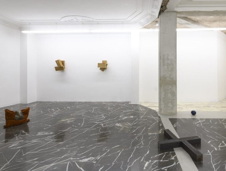 Giovanni Kronenberg - Richard Nonas, installation view at z2o project, Roma, photo Giorgio Benni