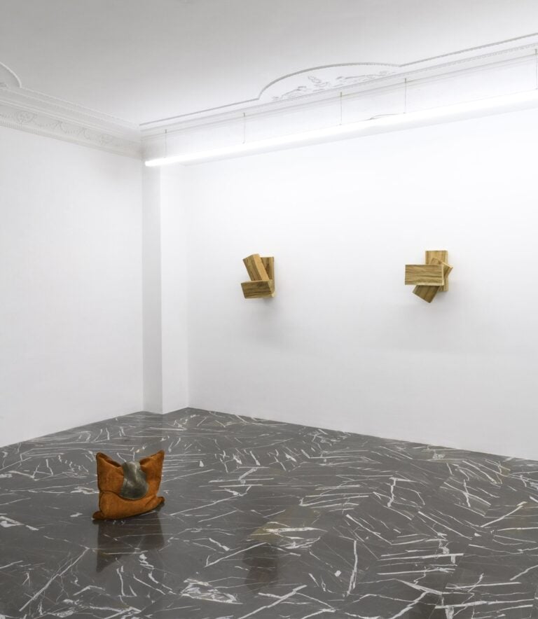 Giovanni Kronenberg - Richard Nonas, installation view at z2o project, Roma, photo Giorgio Benni