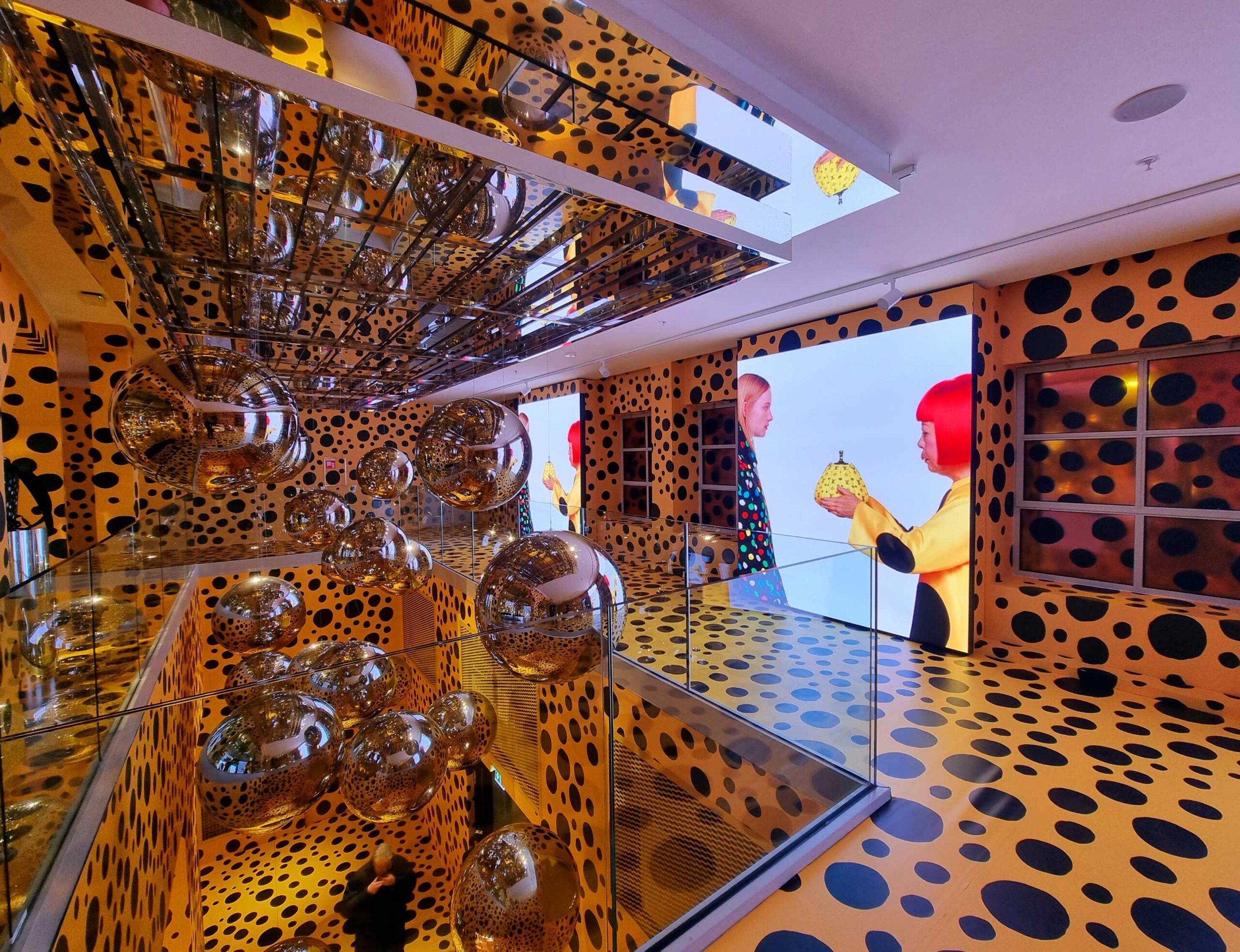 Louis Vuitton porta nei suoi negozi l'arte di Yayoi Kusama