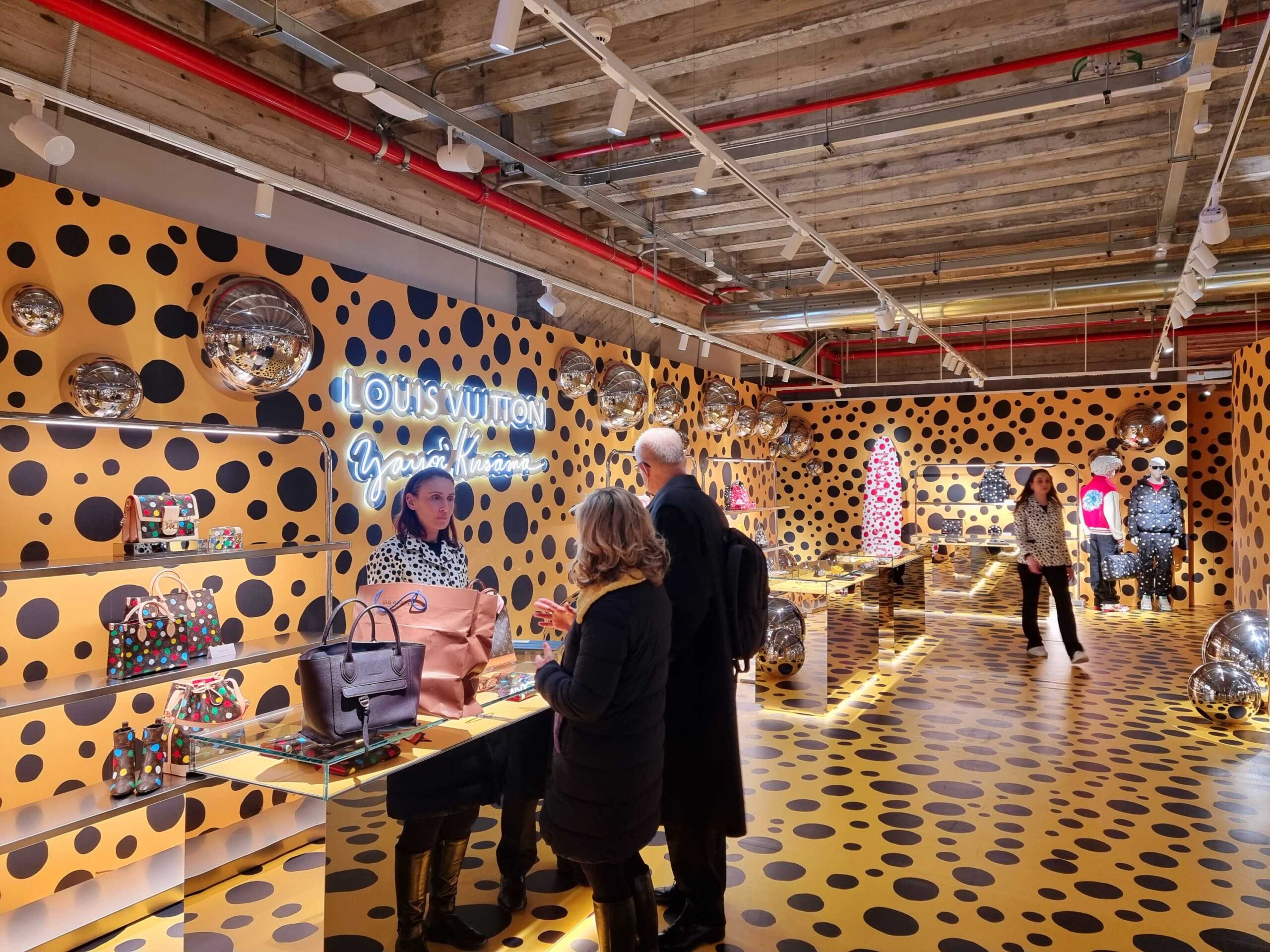 Louis Vuitton porta nei suoi negozi l'arte di Yayoi Kusama