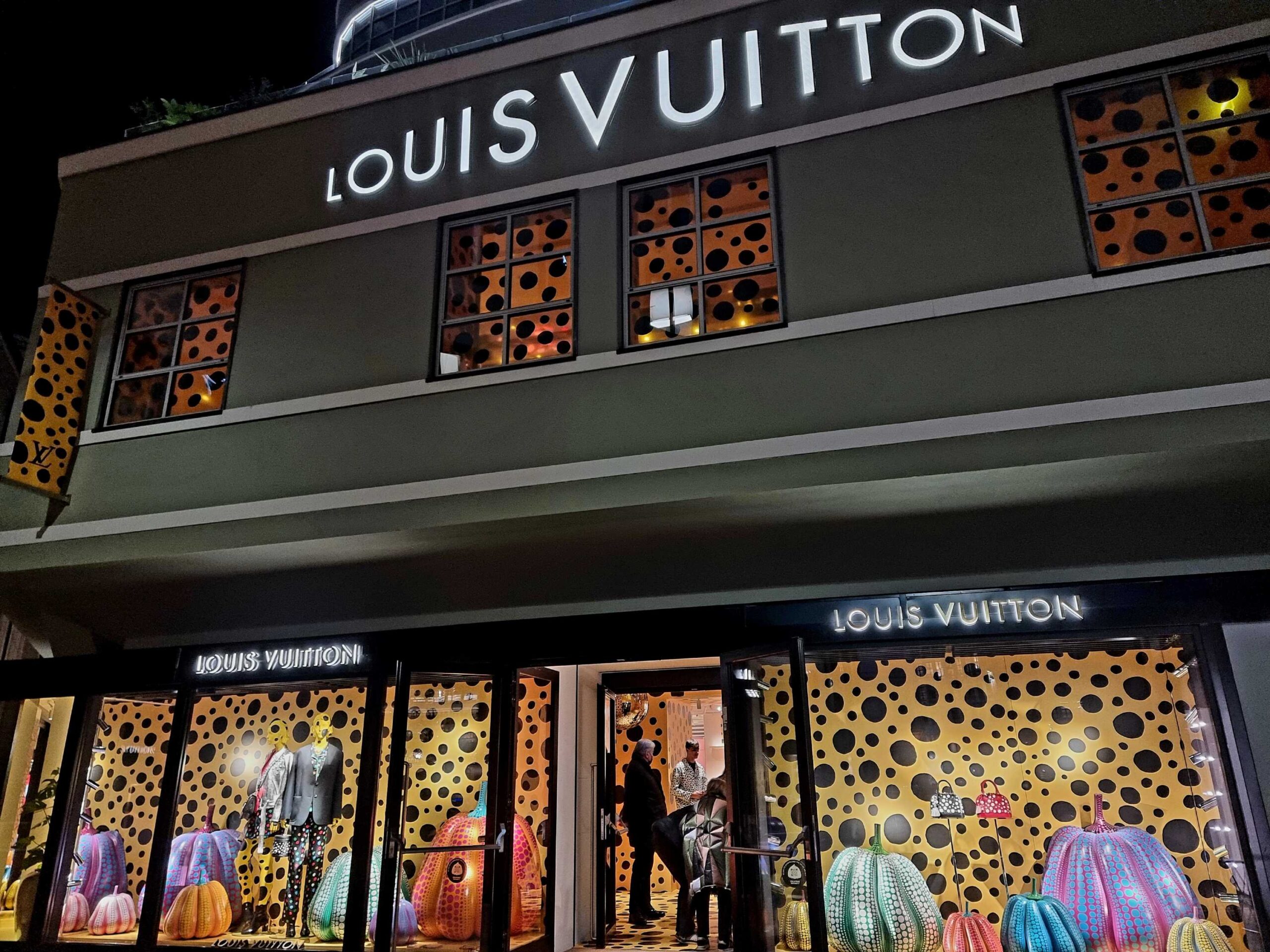 Louis Vuitton: arte, moda e pois nello store a Milano