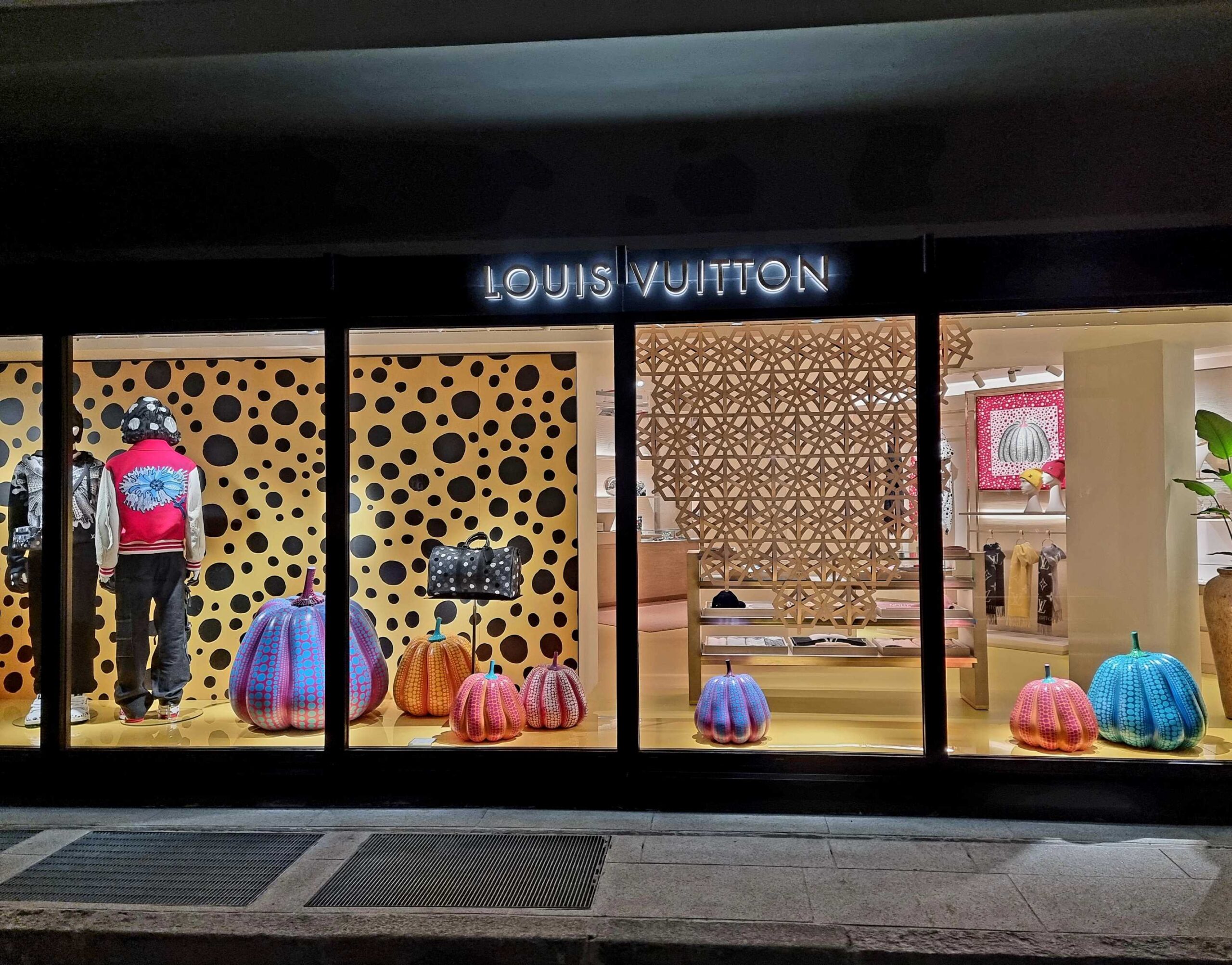 Le folli installazioni di Yayoi Kusama ai Louis Vuitton Champs