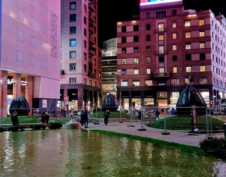 Piazza San Babila a Milano con le sculture di Kusama