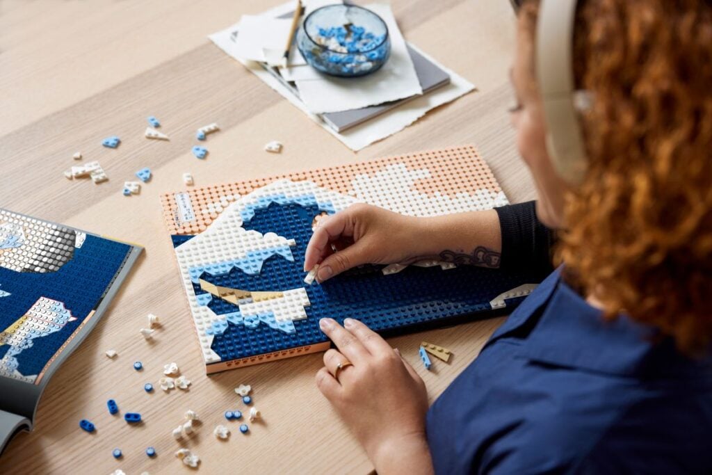 La Grande Onda di Hokusai diventa un set da costruire con i mattoncini Lego