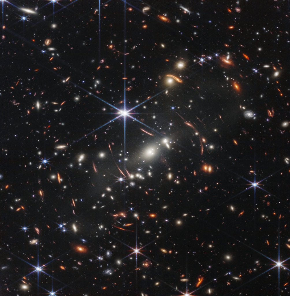 Un dettaglio della prima immagine del Telescopio James Webb, l'ammasso di galassie SMACS 0723. Via Flickr, courtesy NASA, ESA, CSA, and STScI.