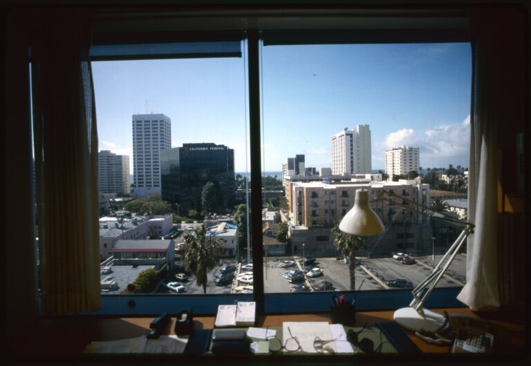 André Corboz, Santa Monica vista dalla scrivania personale nel periodo della sua residenza al Getty Center, 1993 (Fondo A. Corboz, Biblioteca dell’Accademia di architettura, USI)