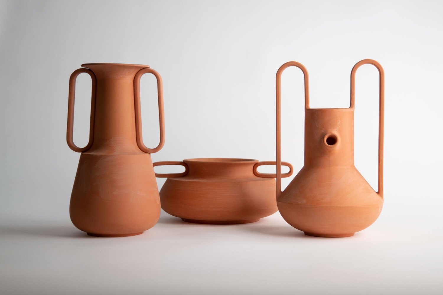 Giulio Iacchetti per MÒSHÌ, vasi basati sulla reinterpretazione della “cannata” ciociara e realizzati dall’artigiano Fiorello Pietrobono.