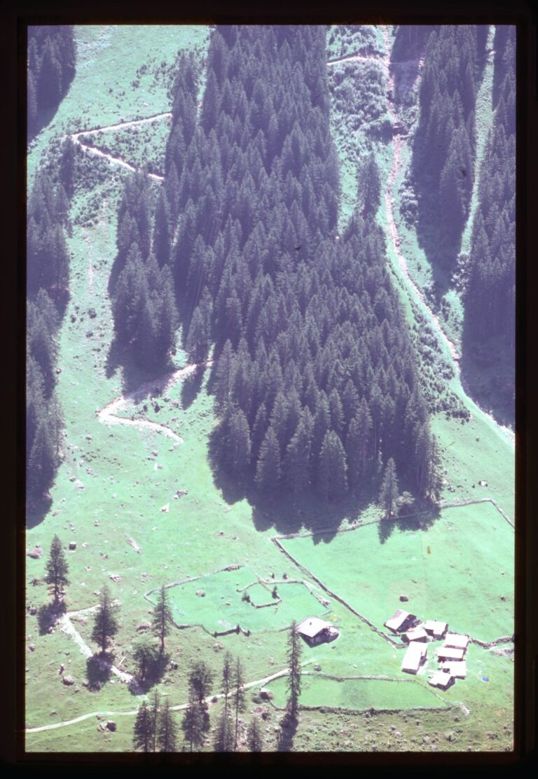 André Corboz, Unterschächen, Veduta di un gruppo di case nei pressi della frazione di Aesch, 3 agosto 1986 (Fondo A. Corboz, Biblioteca dell’Accademia di architettura, USI)