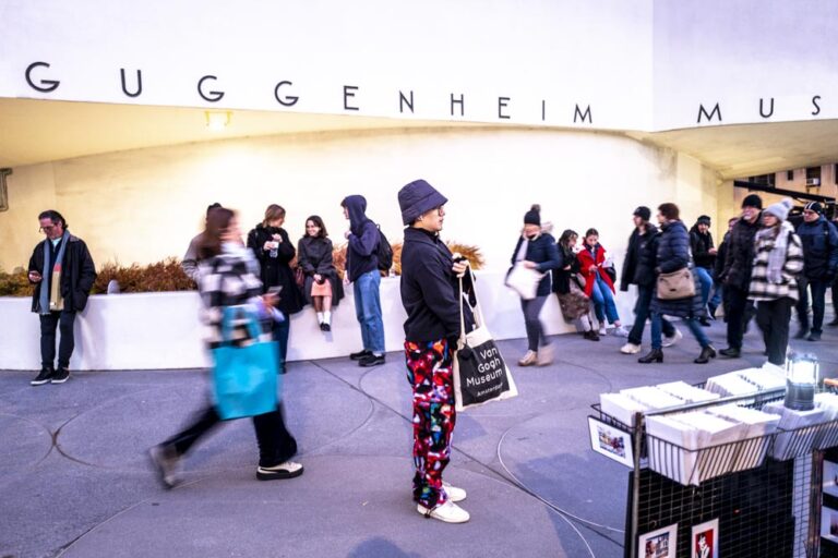 Alex Katz Gathering, exhibition view at Guggenheim Museum, New York. Photo Francesca Magnani