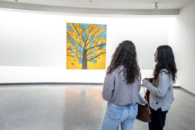 Alex Katz Gathering, exhibition view at Guggenheim Museum, New York. Photo Francesca Magnani