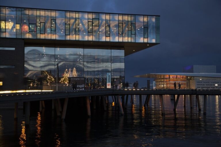 Copenaghen. La Royal Danish Playhouse con sullo sfondo l'Opera