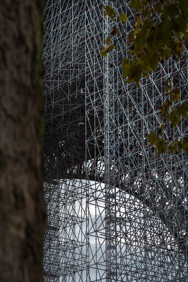 Document photographique, Tour Eiffel et échafaudages, Paris. Référence pour HUMPTY DUMPTY de Cyprien Gaillard, Paris, 2022. Crédit photo Max Paul, 2021