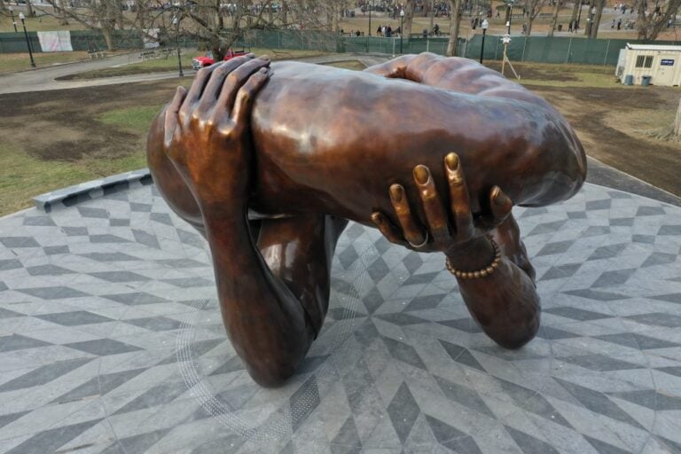Hank Willis Thomas, The Embrace © Hank Willis Thomas
