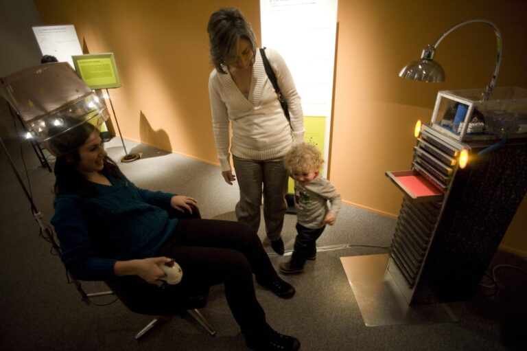 Il Guarisci Pensiero, installazione della mostra interattiva Le Patamacchine, presso il Museo della Rumenta, Palazzo Verde, Genova, in occasione del Festival della Scienza di Genova 2011 – foto Luca Puglisi