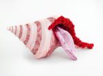 Jan Fabre, Belgian shell tongue (2018) pigmenti, carta, polimerato, tessuto, guscio, 24,2 x 56,1 x 27,6 cm