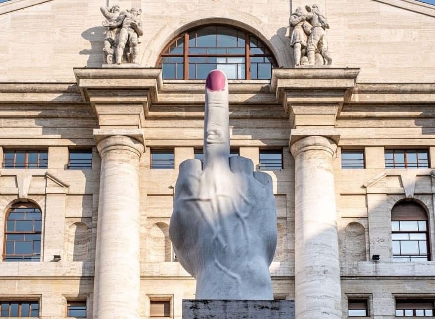 L'azione di Ivan Tresoldi sul Dito di Maurizio Cattelan nel 2021