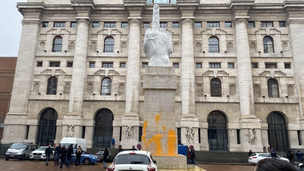 Gli attivisti di Ultima Generazione imbrattano il Dito di Cattelan a Milano