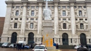 Attivisti di Ultima Generazione a processo: rinviati a giudizio per aver verniciato il Dito di Cattelan