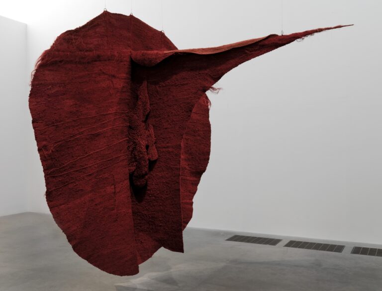 Magdalena Abakanowicz, Abakan Red, 1969, Tate © Fundacja Marty Magdaleny Abakanowicz Kosmowskiej i Jana Kosmowskiego, Warsaw