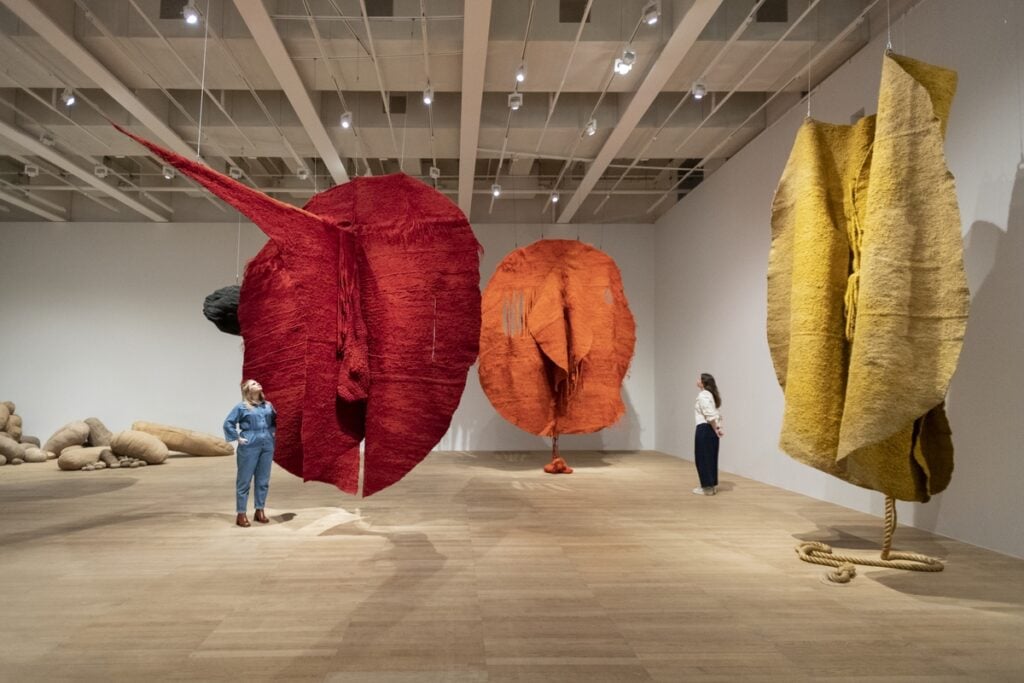 Fibre, spazio e natura. La mostra di Magdalena Abakanowicz a Londra