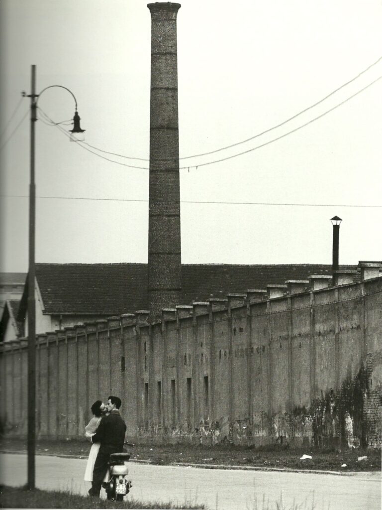 Mario De Biasi, Amore in periferia, Porta Vigentina, Milano 1952, copyright Archivio De Biasi