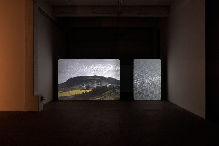 Massimo Grimaldi, Wordless Letter (Flores), video su doppio schermo, 8’, 2022, installation view di “Tomorrow’s Iridescence”, ZERO… Milan, 2022