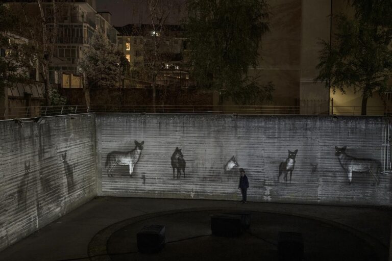 Michal Rovner, ALERT, 2022, installazione esterna, courtesy Fondazione Merz. Photo Andrea Guermani