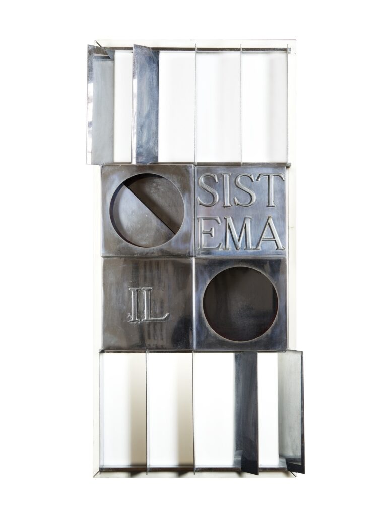 Paolo Scheggi, Il Sistema, 1970-1971, Acciaio cromato, legno e PVC, 97 x 45 x 15 cm, Collezione Franca e Cosima Scheggi, Milano