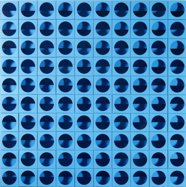 Paolo Scheggi, Inter-ena-cubo, 1968, Moduli di cartone azzurro fustellato e plexiglas,102 x 102 x 11,5 cm, Collezione Franca e Cosima Scheggi, Milano