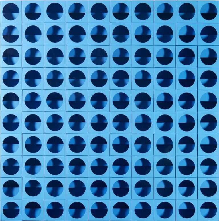 Paolo Scheggi, Inter-ena-cubo, 1968, Moduli di cartone azzurro fustellato e plexiglas,102 x 102 x 11,5 cm, Collezione Franca e Cosima Scheggi, Milano