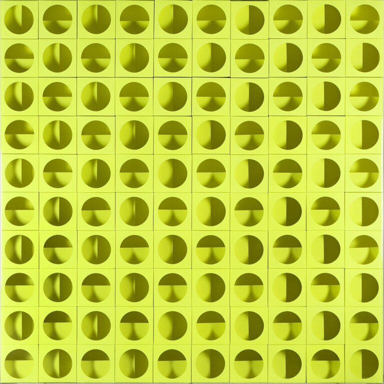 Paolo Scheggi, Inter-ena-cubo, 1968, Moduli di cartone giallo fustellato e plexiglas, 102 x 102 x 11 cm, Collezione Franca e Cosima Scheggi, Milano