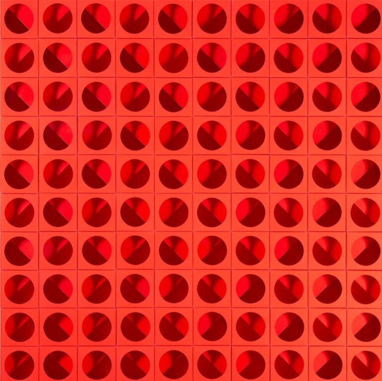 Paolo Scheggi, Inter-ena-cubo, 1969, Moduli di cartone rosso fustellato e plexiglas, 102 x 102 x 11,5 cm, Collezione Franca e Cosima Scheggi, Milano