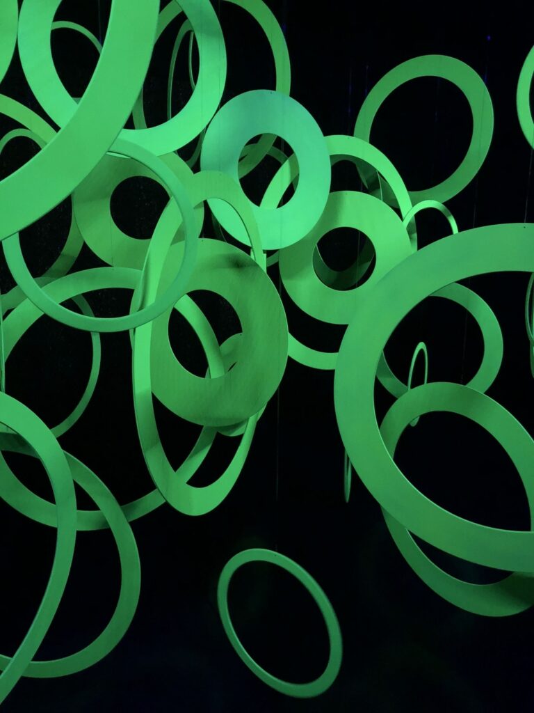 Paolo Scheggi, Interfiore, 1968, Pittura gialla fluorescente su anelli di legno e luce di Wood, 400 x 400 x 400 cm ca, Collezione Franca e Cosima Scheggi