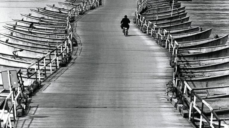 Pepi Merisio, Ponte di barche a Spessa (Pavia), 1971, copyright Pepi Merisio, Archivio fotografico Sestini