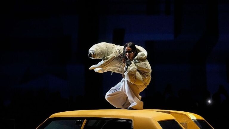 Rosalía performa durante lo show di Louis Vuitton