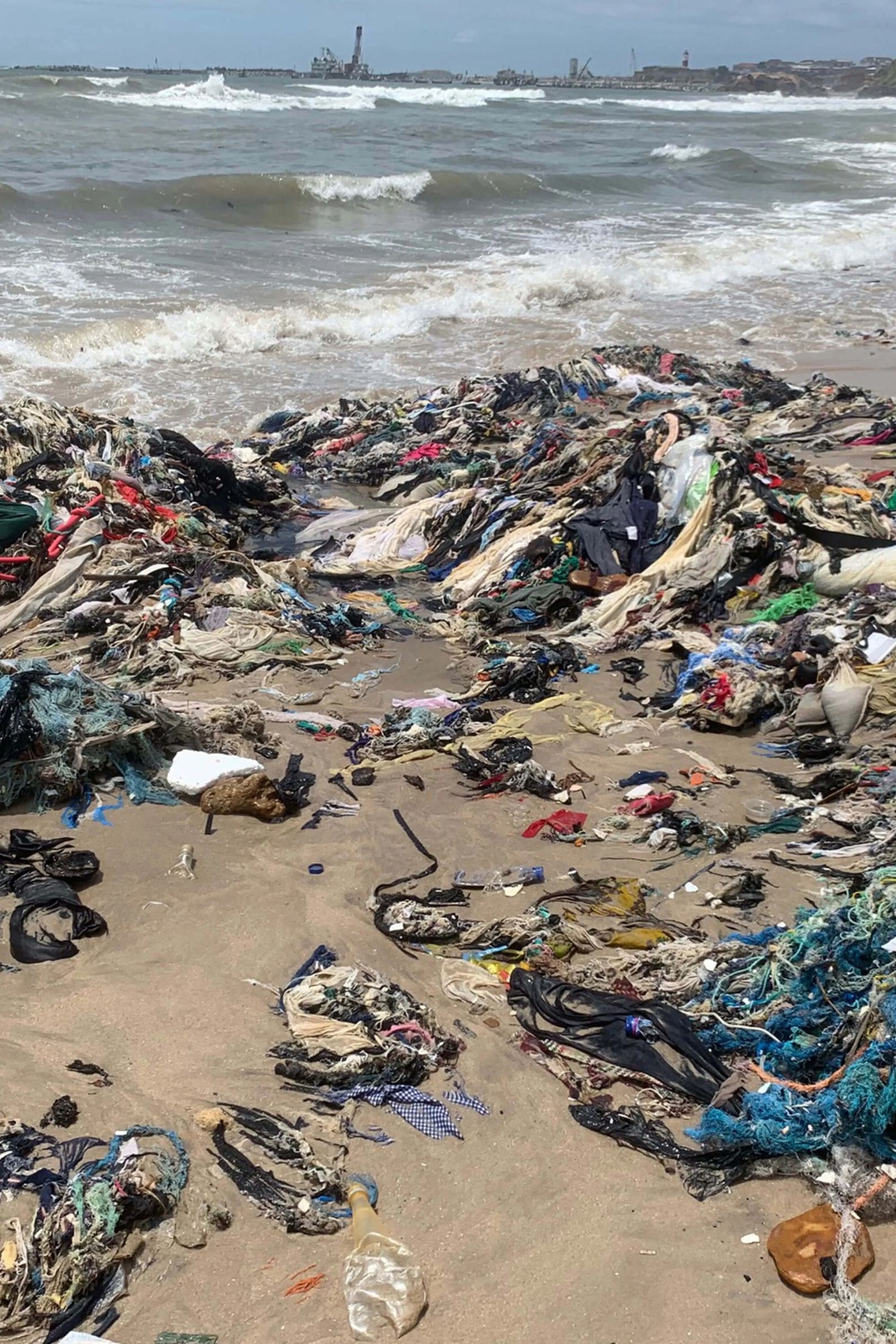 Spiaggia di rifiuti in Ghana