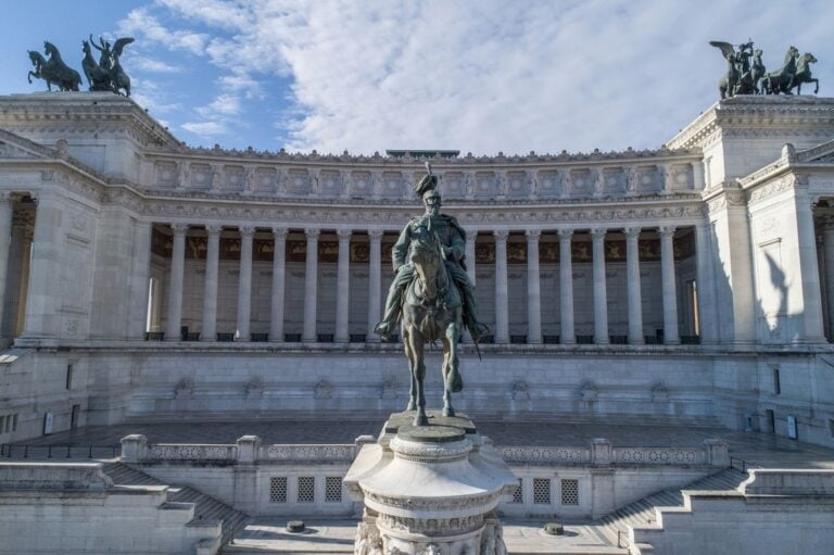 © MiC - Vittoriano e Palazzo Venezia_VIVE. Vista della Statua del Re del Peristilio
