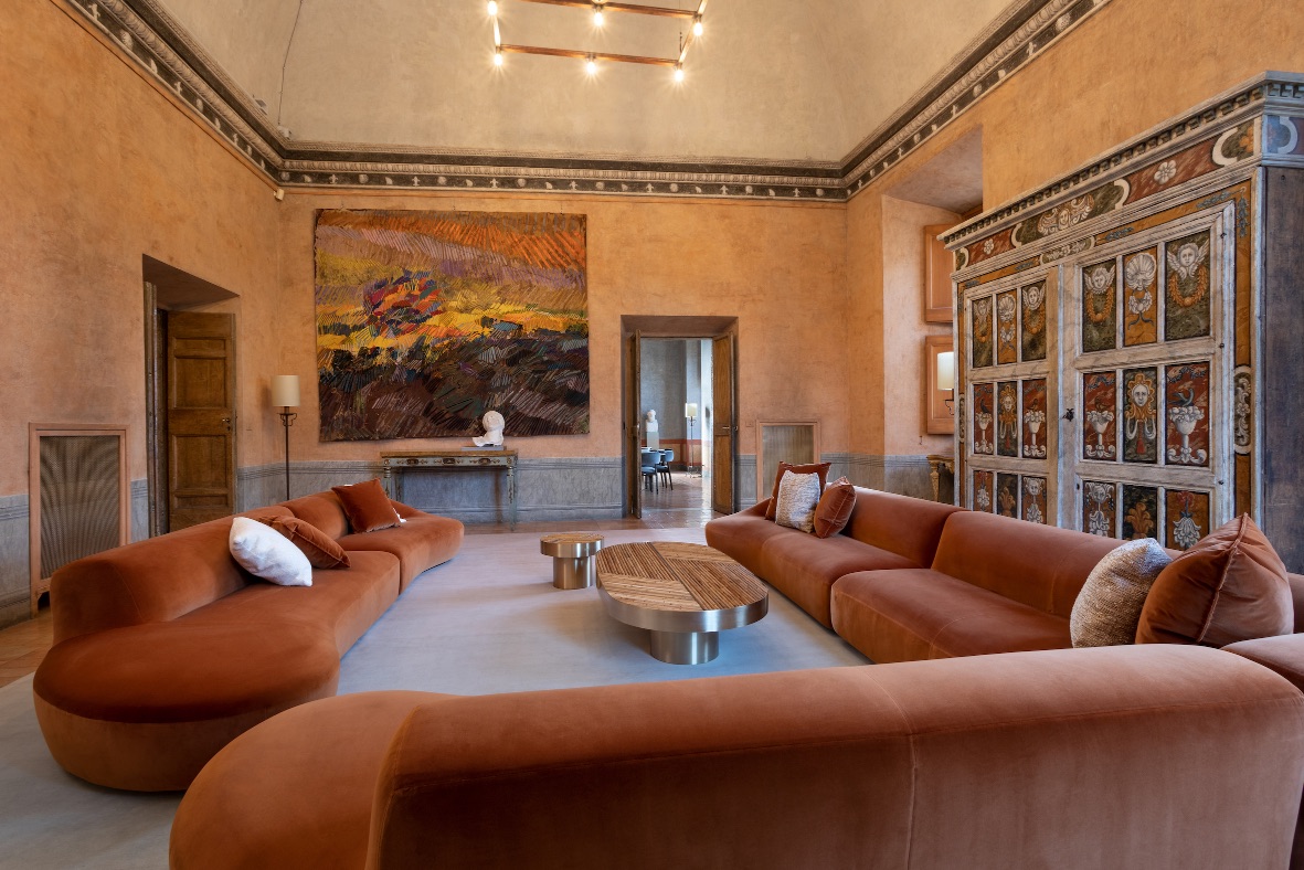 Saloni di rappresentanza di Villa Medici re-incantati da Kim Jones e Silvia Venturini Fendi. Photo © Daniele Molajoli per Villa Medici