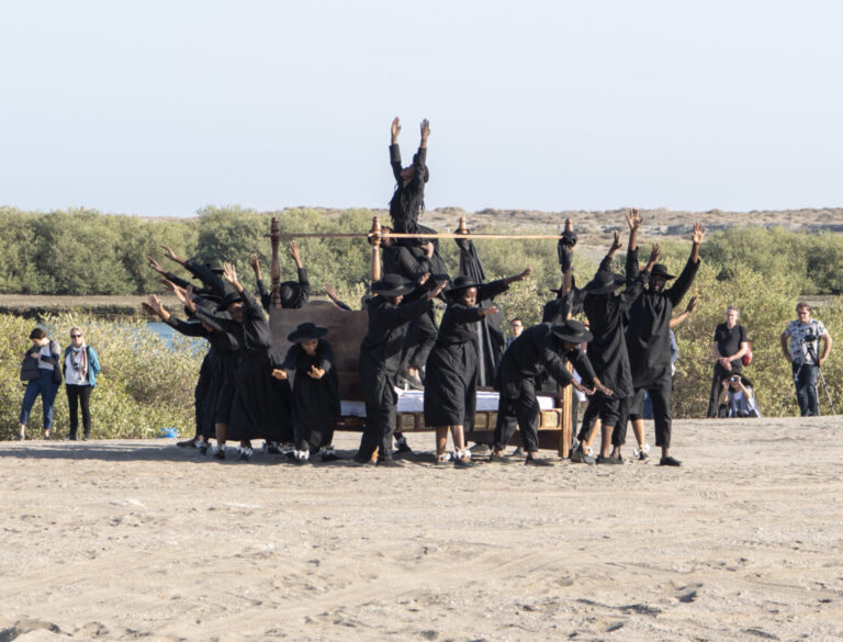 Thembekile Komani, Aphiwe Mpahleni Mohau Modisakeng, un momento della performance Land of Zani alla Sharjah Biennale del 2019. Courtesy Sharjah Art Foundation