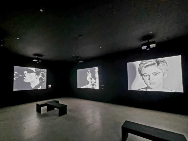 AlUla - sala dei video della mostra di Warhol