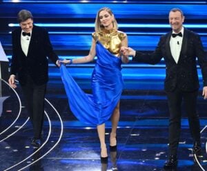 Chiara Ferragni indossa Schiaparelli a Sanremo. Dall’abito scultura al body painting di Yves Klein