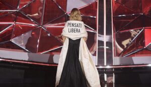 Pensati libera. L’abito di Chiara Ferragni al Festival di Sanremo è un’opera d’arte contemporanea