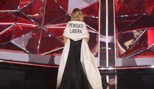 Pensati libera. L’abito di Chiara Ferragni al Festival di Sanremo è un’opera d’arte contemporanea