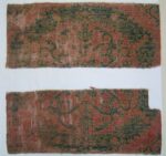 Due frammenti di tappeto a ghirlande, Spagna, inizio XVI secolo. Fondazione Bruschettini per l'Arte Islamica e Asiatica, Genova