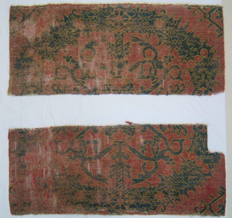 Due frammenti di tappeto a ghirlande, Spagna, inizio XVI secolo. Fondazione Bruschettini per l'Arte Islamica e Asiatica, Genova