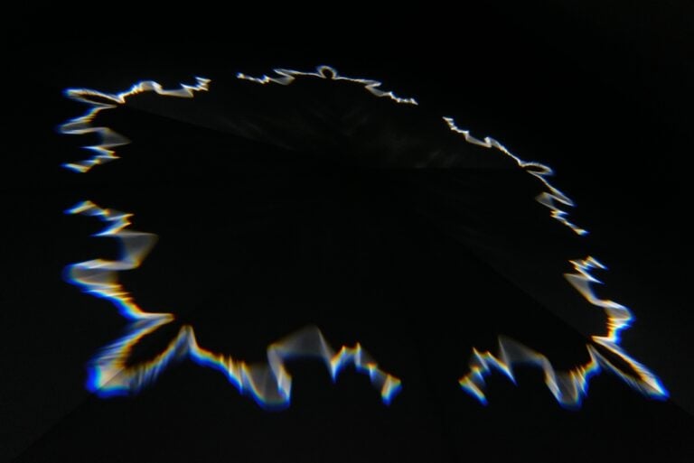 Esperimenti di luce per la mostra Orizzonti tremanti al Castello di Rivoli Museo d’Arte Contemporanea, 2022. Foto Tegan Emerson. Courtesy Studio Olafur Eliasson