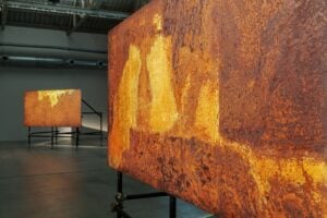 La mostra di Gian Maria Tosatti all’HangarBicocca di Milano