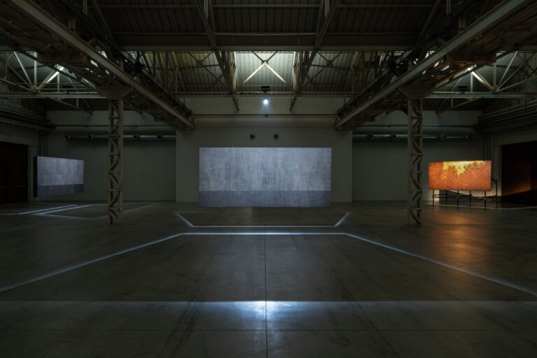 Gian Maria Tosatti, “NOw/here”, veduta della mostra, Pirelli HangarBicocca, Milano, 2023. Courtesy l’artista e Pirelli HangarBicocca, Milano. Foto Ela Bialkowska, OKNOstudio (2)