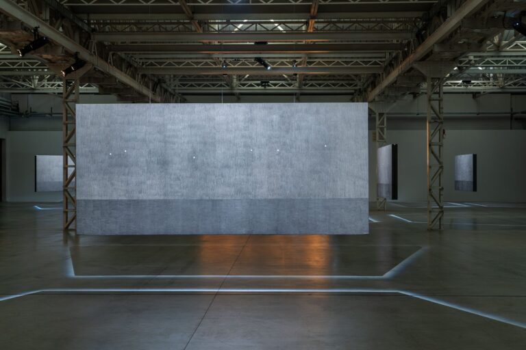 Gian Maria Tosatti, “NOw/here”, veduta della mostra, Pirelli HangarBicocca, Milano, 2023. Courtesy l’artista e Pirelli HangarBicocca, Milano. Foto Ela Bialkowska, OKNOstudio