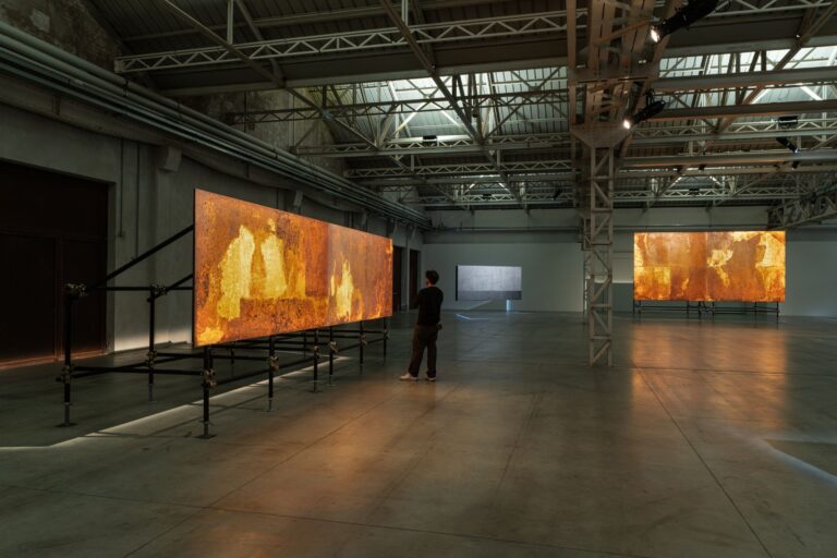 Gian Maria Tosatti, “NOw/here”, veduta della mostra, Pirelli HangarBicocca, Milano, 2023. Courtesy l’artista e Pirelli HangarBicocca, Milano. Foto Ela Bialkowska, OKNOstudio